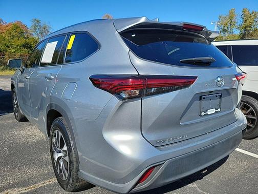 Celestial Silver Metallic 2021 Toyota Highlander XLE