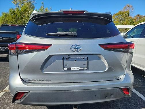 Celestial Silver Metallic 2021 Toyota Highlander XLE
