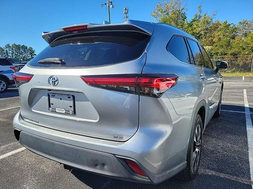 Celestial Silver Metallic 2021 Toyota Highlander XLE
