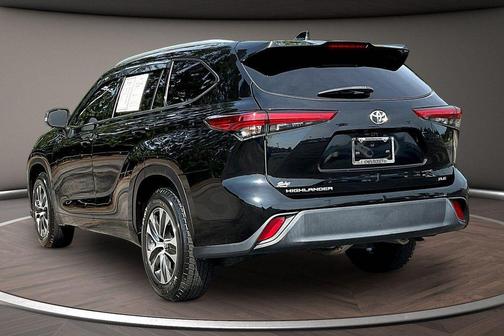 Midnight Black Metallic 2022 Toyota Highlander XLE