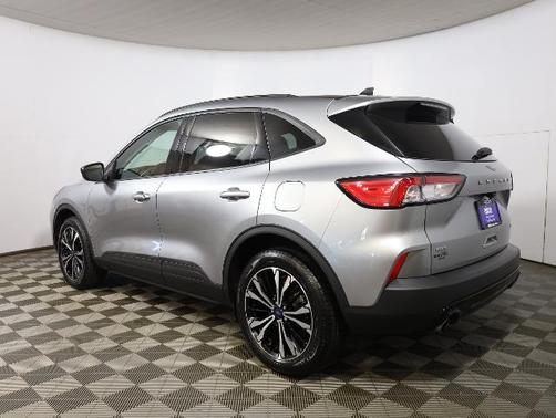 ICONIC SILVER 2022 Ford Escape SE