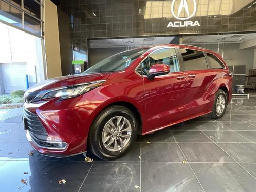 2023 Toyota Sienna XLE