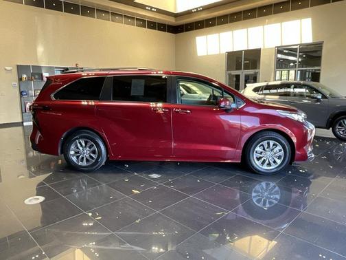 2023 Toyota Sienna XLE