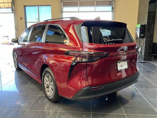 2023 Toyota Sienna XLE