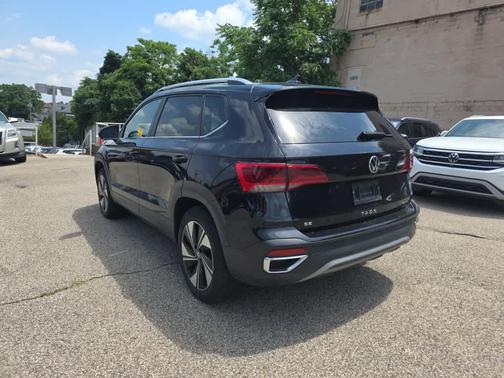 Deep Black Pearl 2023 Volkswagen Taos 1.5T SE