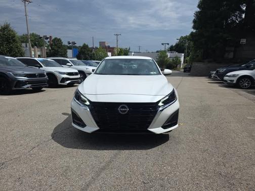 Pearl White Tricoat 2023 Nissan Altima 2.5 SV