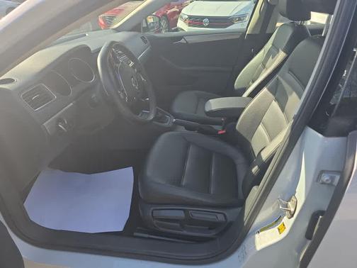 WHI/White 2017 Volkswagen Jetta 1.4T SE