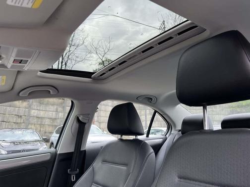 WHI/White 2017 Volkswagen Jetta 1.4T SE