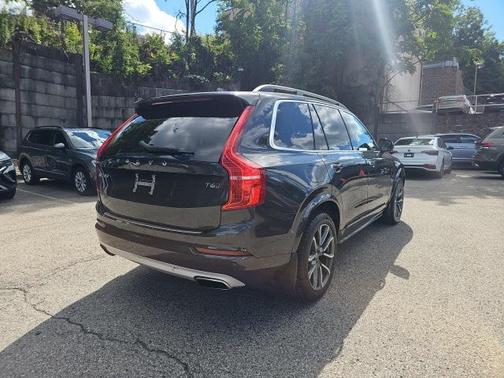 2016 Volvo XC90 T6 Momentum