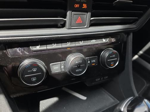 Deep Black Pearl 2023 Volkswagen Jetta 1.5T SE