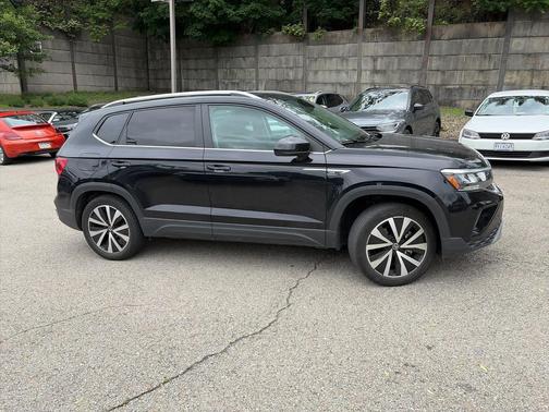 Deep Black Pearl 2023 Volkswagen Taos 1.5T SE