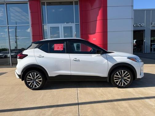 Aspen White / Super Black 2023 Nissan Kicks SV