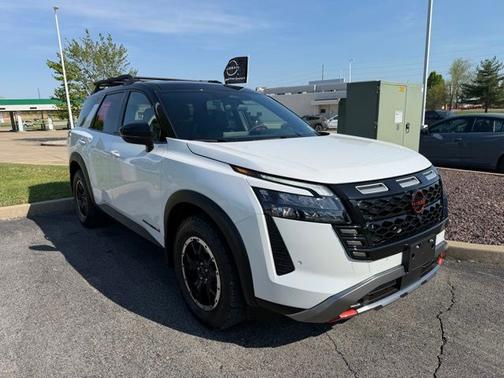White / Black 2026 Nissan Pathfinder Rock Creek