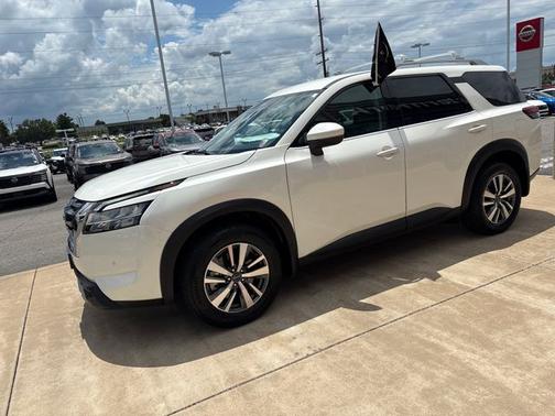 White 2024 Nissan Pathfinder SL