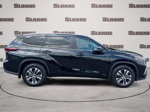 Midnight Black Metallic 2024 Toyota Highlander Hybrid XLE