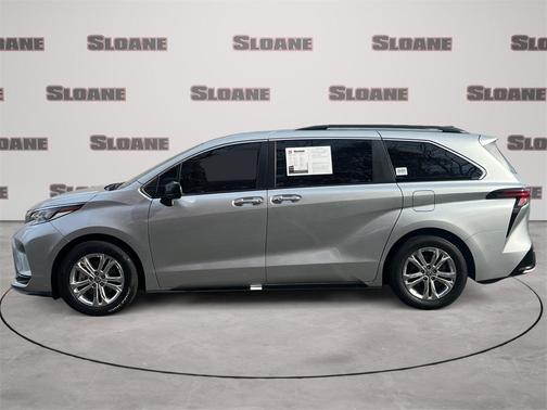 2022 Toyota Sienna XSE 7 Passenger