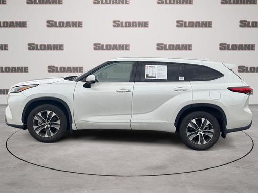 Wind Chill Pearl 2022 Toyota Highlander XLE