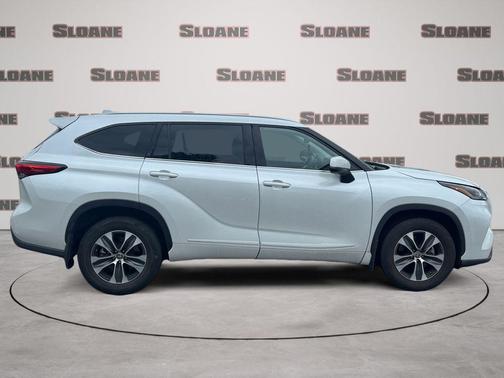 Wind Chill Pearl 2022 Toyota Highlander XLE