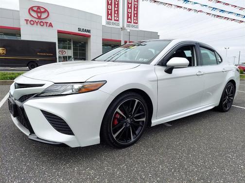 Photo 3 of 34 of 2019 Toyota Camry XSE