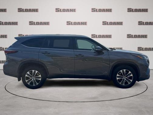 Magnetic Gray Metallic 2024 Toyota Highlander XLE