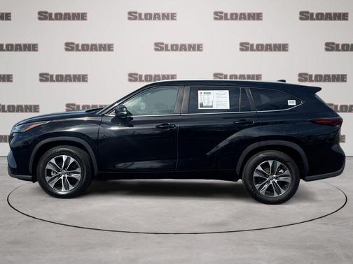 Midnight Black Metallic 2024 Toyota Highlander XLE