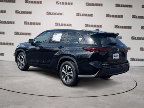 Midnight Black Metallic 2024 Toyota Highlander XLE