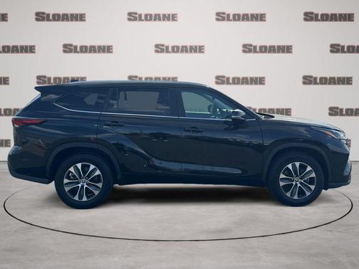 Midnight Black Metallic 2024 Toyota Highlander XLE