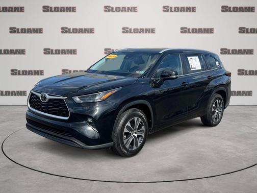 Midnight Black Metallic 2024 Toyota Highlander XLE