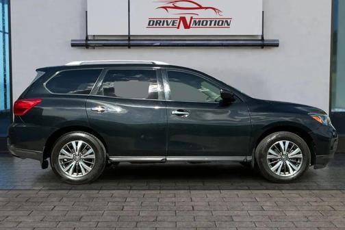 Magnetic Black Pearl 2019 Nissan Pathfinder SV