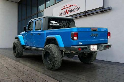 Hydro Blue Pearlcoat 2021 Jeep Gladiator Willys 4x4