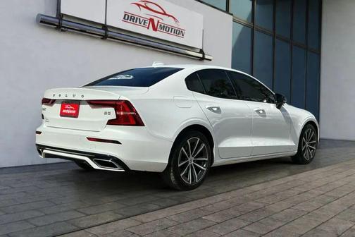 Crystal White Metallic 2022 Volvo S60 T5