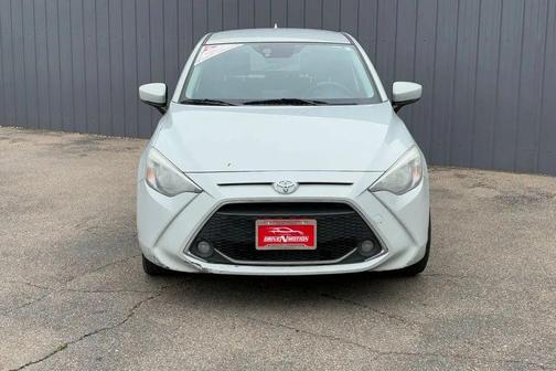 2020 Toyota Yaris Sedan XLE