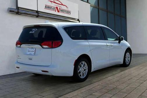 Bright White Clearcoat 2017 Chrysler Pacifica LX