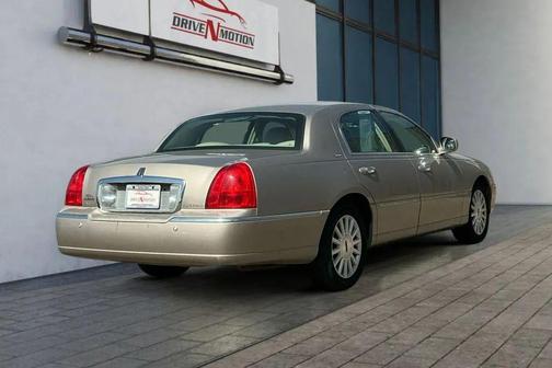 2003 Lincoln Town Car Signature
