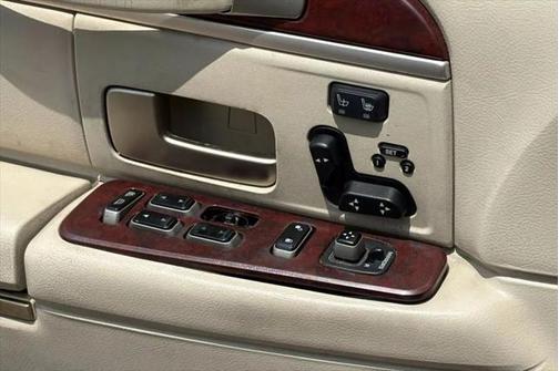 2003 Lincoln Town Car Signature
