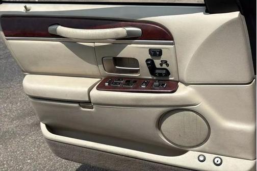 2003 Lincoln Town Car Signature