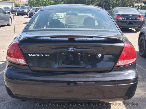 Black Clearcoat 2004 Ford Taurus SE