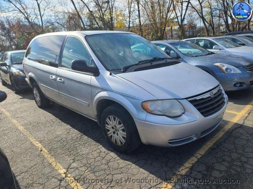 2005 Chrysler Town & Country Base
