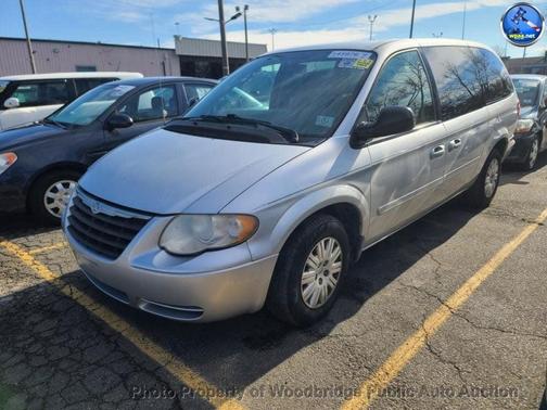 2005 Chrysler Town & Country Base