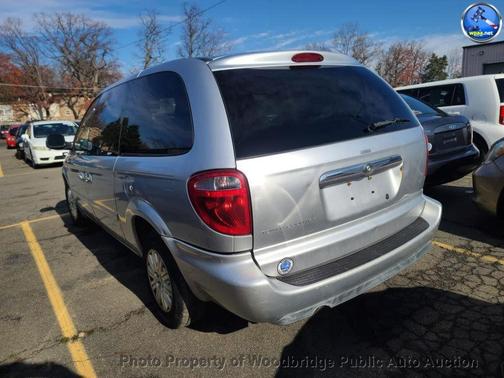 2005 Chrysler Town & Country Base