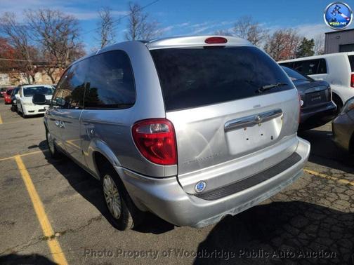 2005 Chrysler Town & Country Base