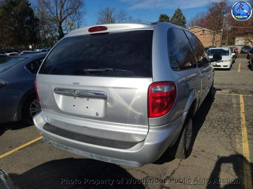 2005 Chrysler Town & Country Base