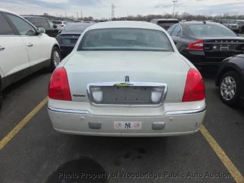 White 2005 Lincoln Town Car Signature