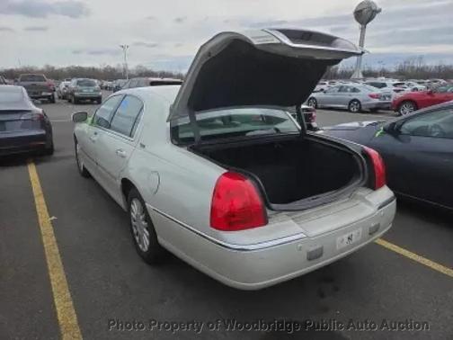 White 2005 Lincoln Town Car Signature
