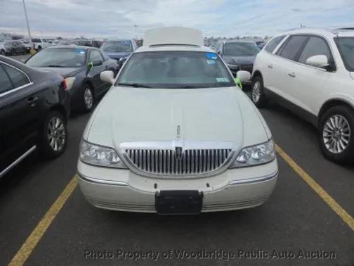 White 2005 Lincoln Town Car Signature