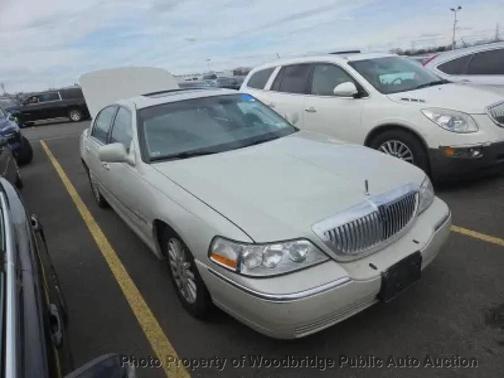 White 2005 Lincoln Town Car Signature