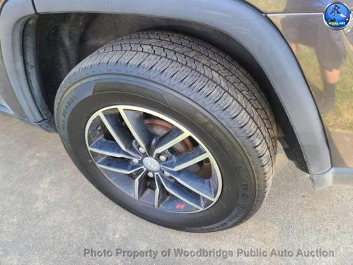 Granite Crystal Metallic Clearcoat 2017 Jeep Grand Cherokee Trailhawk
