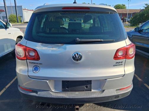 Reflex Silver Metallic 2011 Volkswagen Tiguan SE