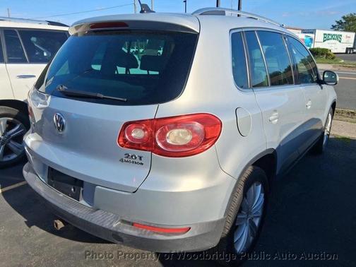 Reflex Silver Metallic 2011 Volkswagen Tiguan SE