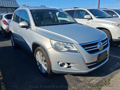 Reflex Silver Metallic 2011 Volkswagen Tiguan SE